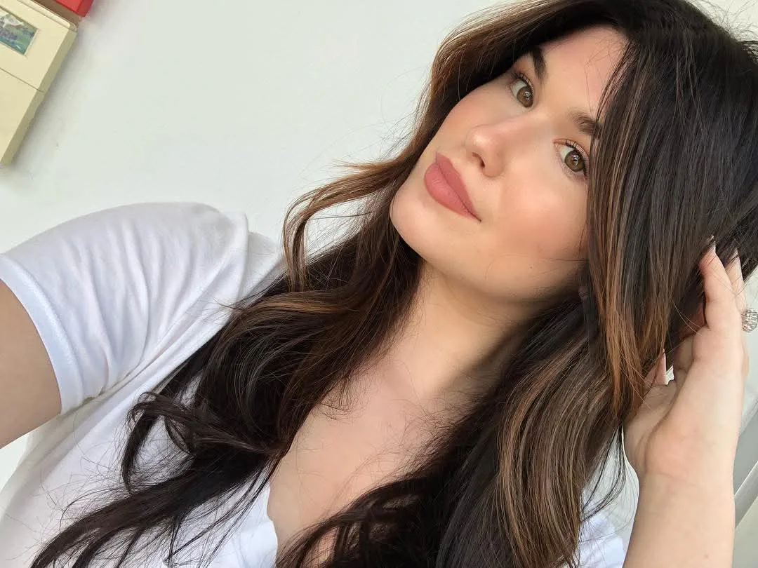 Brunette waves styling
